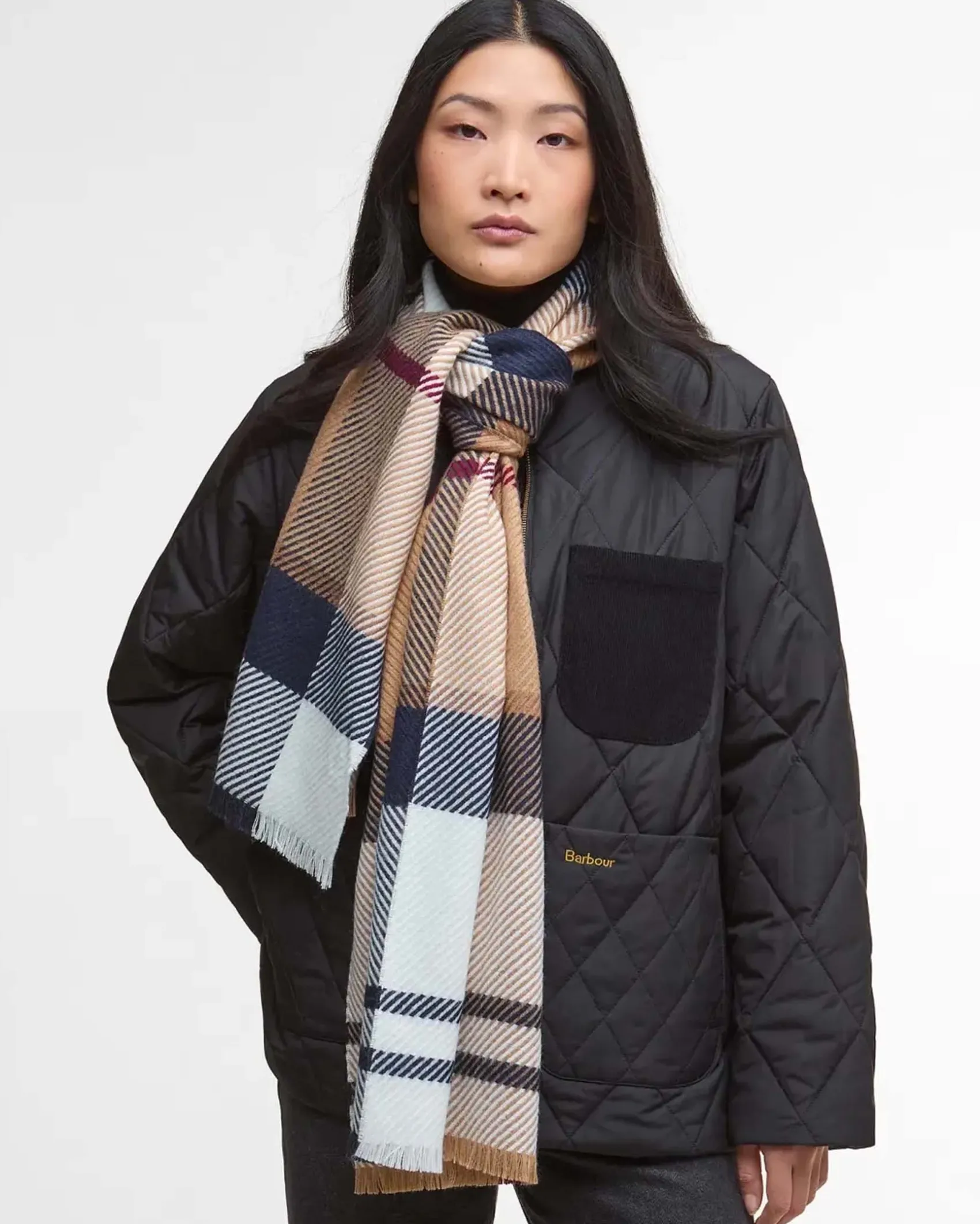 Sciarpa Barbour Blair color cammello a fantasia tartan blu in morbito twill con frangette al fondo