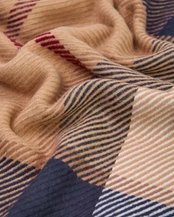 Sciarpa Barbour Blair color cammello a fantasia tartan blu in morbito twill con frangette al fondo