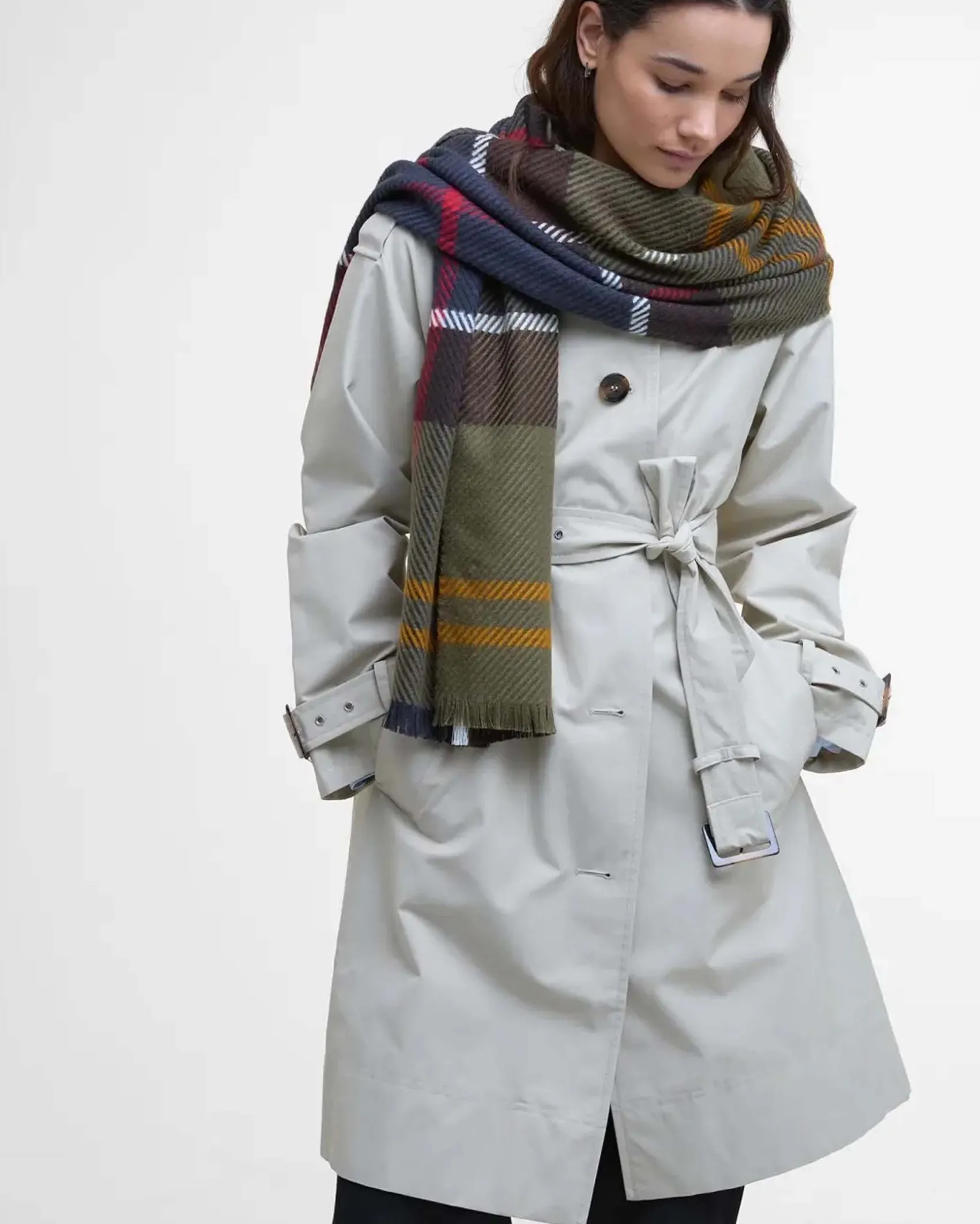 Sciarpa Barbour Blair verde a fantasia tartan blu giallo e marrone in morbito twill con frangette al fondo