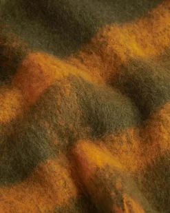 Sciarpa Barbour Isla in tessuto effetto peloso a fantasia tartan verde, blu, marrone e giallo con frange al fondo