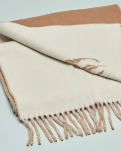 Sciarpa cammello e avorio con frange applicate e maxi logo sul davanti