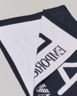 Sciarpa EA7 blu in maglia rasata con maxi logo bianco jacquard e fondo a costine