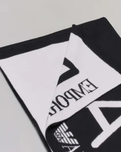 Sciarpa EA7 nera in maglia rasata con maxi logo bianco jacquard e fondo a costine