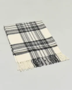 Sciarpa in lana merino color avorio a fantasia tartan nera con frange al fondo