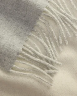 Sciarpa in misto lana grigio chiaro e avorio con maxi logo e frange applicate
