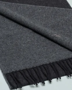 Sciarpa nera e grigio scuro in lana con frange al fondo e logo ricamato tono su tono