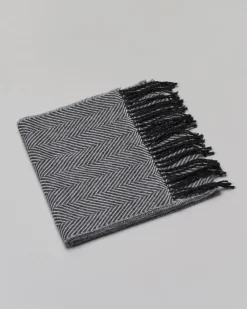 Sciarpa Pellizzari in tessuto chevron bianco e nero con frange