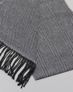 Sciarpa Pellizzari in tessuto chevron bianco e nero con frange