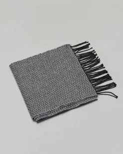 Sciarpa Pellizzari in tessuto spinato bianco e nero con frange