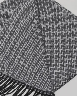 Sciarpa Pellizzari in tessuto spinato bianco e nero con frange