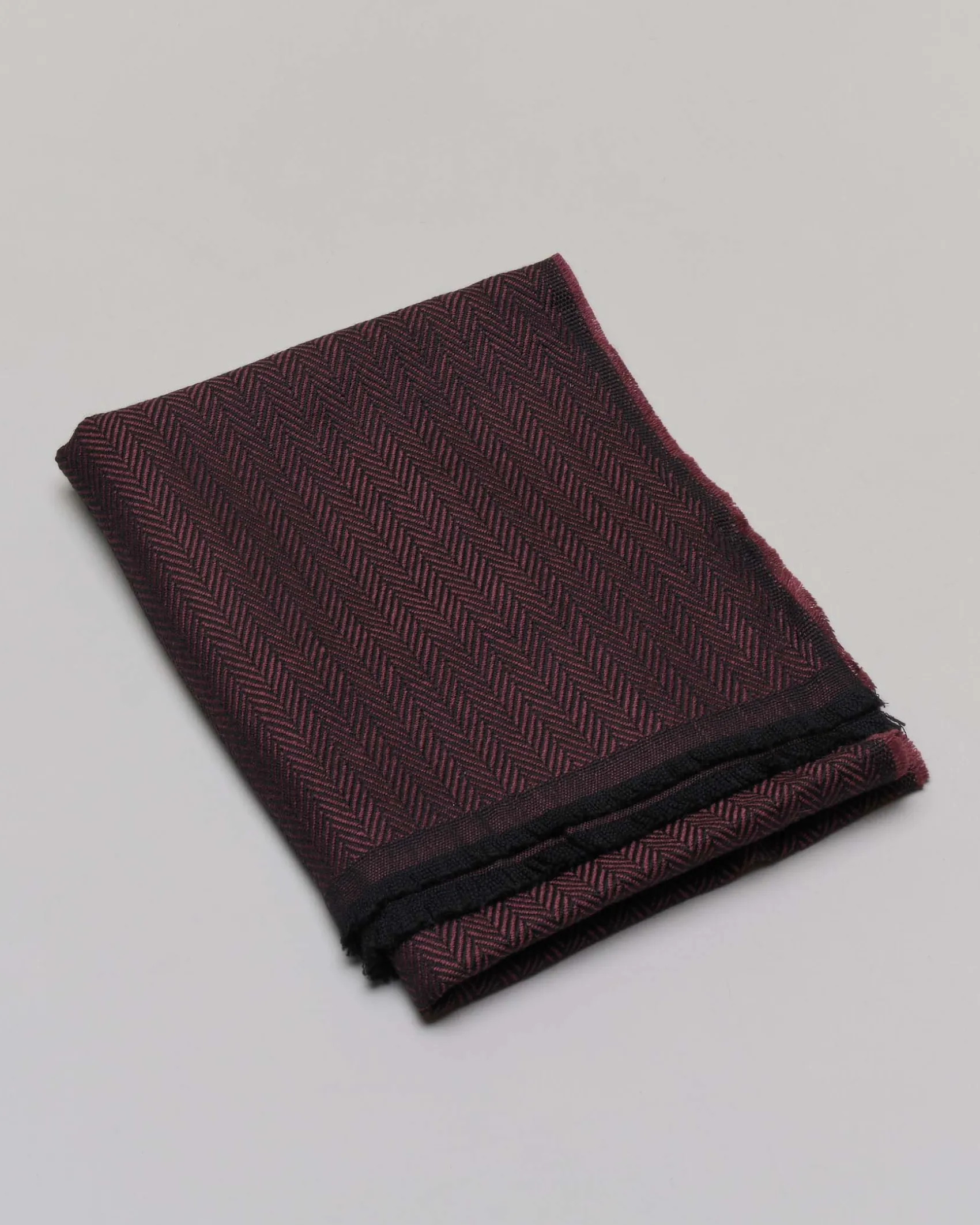 Sciarpa Raja color bordeaux in tessuto spinato a trama nera di pura lana