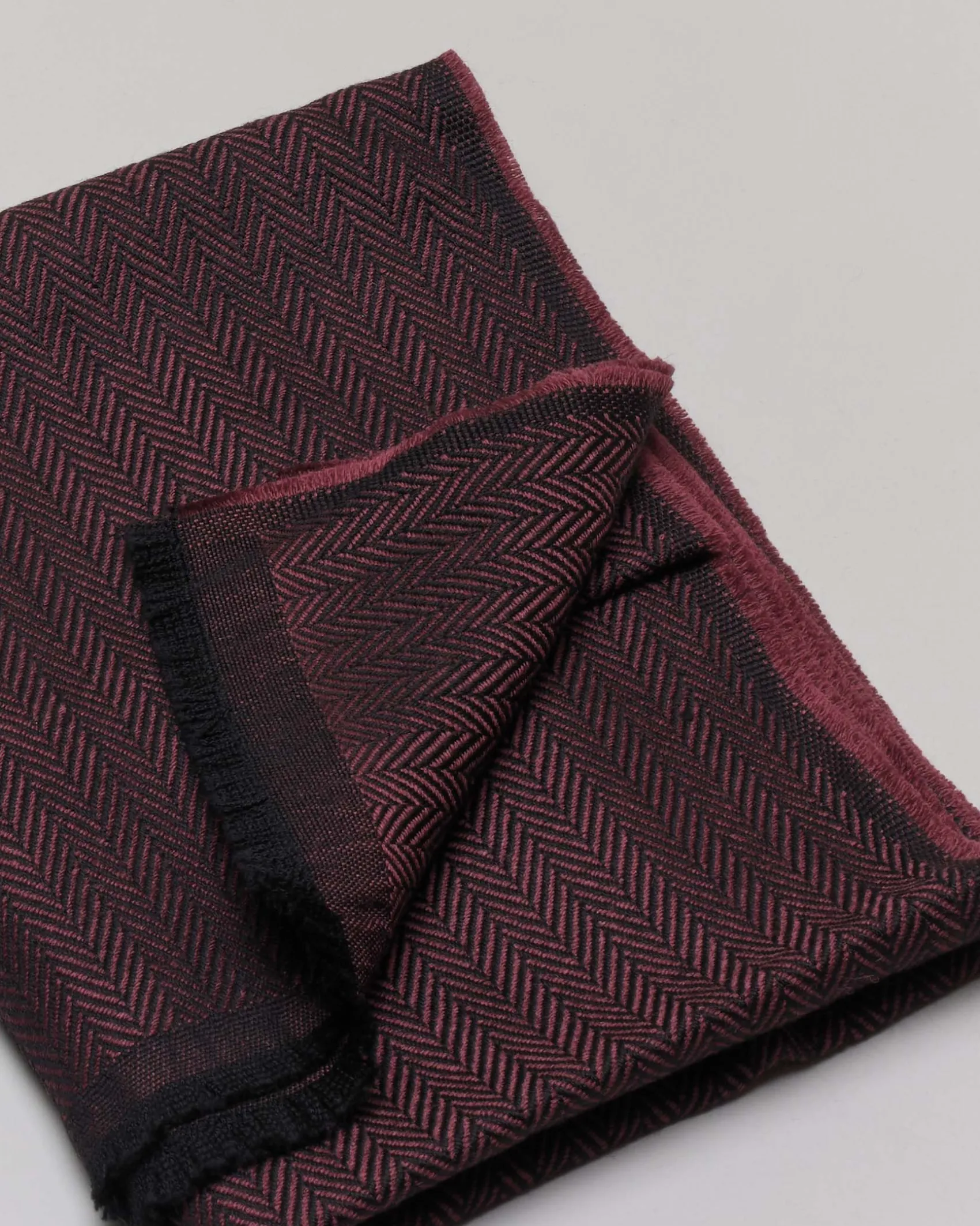 Sciarpa Raja color bordeaux in tessuto spinato a trama nera di pura lana