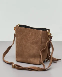 Secchiello color taupe in suede con tracolla a catena e frange applicate