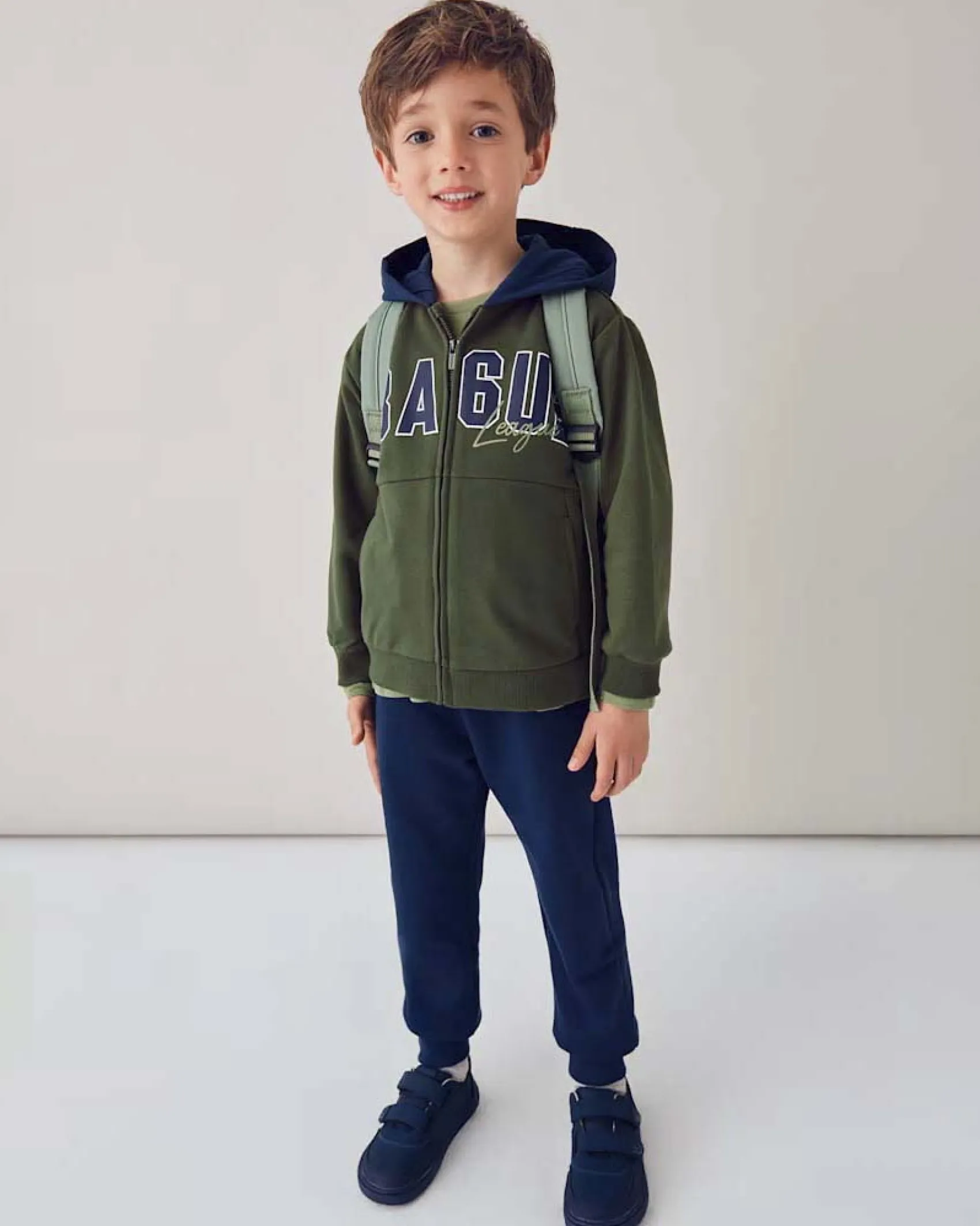 Set Mayoral con felpa verde con cappuccio e zip e due paia di joggers blu e verde