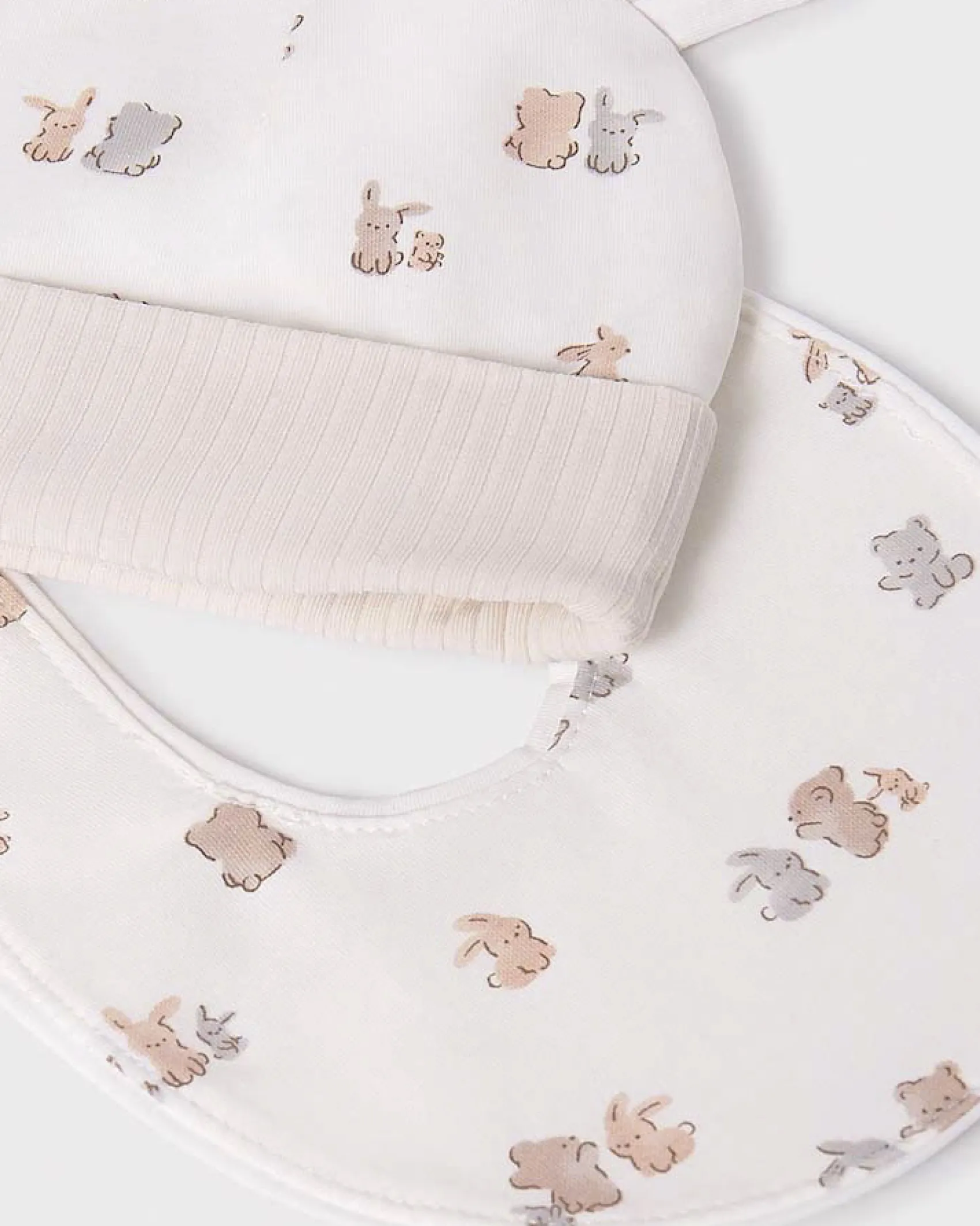 Set tutina cappellino e bavaglino avorio e beige con fantasia animaletti