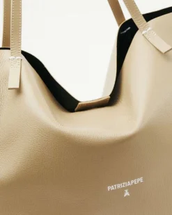 Shopping bag beige linea Never Complete Patrizia Pepe in pelle con scritta logo e punti di cucitura a contrasto