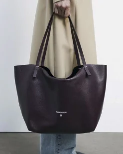 Shopping bag bordeaux linea Never Complete Patrizia Pepe in pelle con scritta logo e punti di cucitura a contrasto