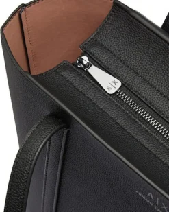 Shopping bag in similpelle martellata con stampa logo grigia sul davanti e charm logo appicato sul manico