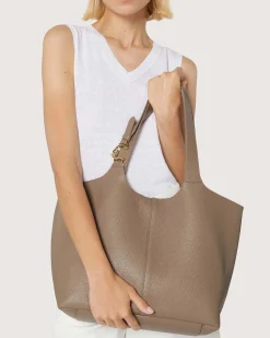 Shopping bag nera Coccinelle C-Easy Large in pelle bottolata Dettaglio logo C-Me in metallo