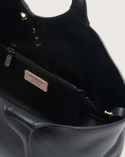 Shopping bag nera Coccinelle C-Easy Large in pelle bottolata Dettaglio logo C-Me in metallo