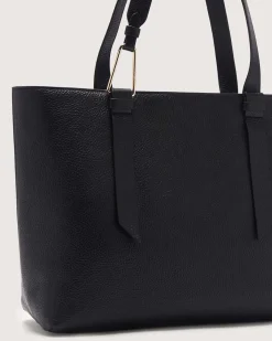 Shopping bag nera Coccinelle Malory Large con dettaglio in metallo galvanica ora sul manico