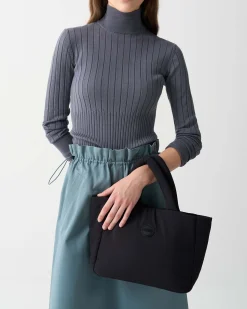 Shopping bag nera Colmar Originals in nylon imbottito con patch logo tono su tono
