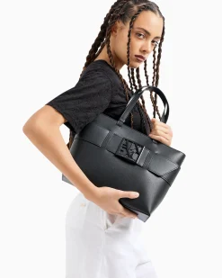 Shopping bag nera in similpelle liscia con maxi fibbia logo in metallo in tono