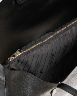 Shopping bag nera linea Never Complete Patrizia Pepe in pelle martellata con scritta logo e punti di cucitura a contrasto