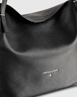 Shopping bag nera linea Never Complete Patrizia Pepe in pelle martellata con scritta logo e punti di cucitura a contrasto