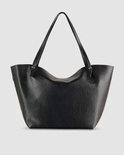 Shopping bag nera linea Never Complete Patrizia Pepe in pelle martellata con scritta logo e punti di cucitura a contrasto