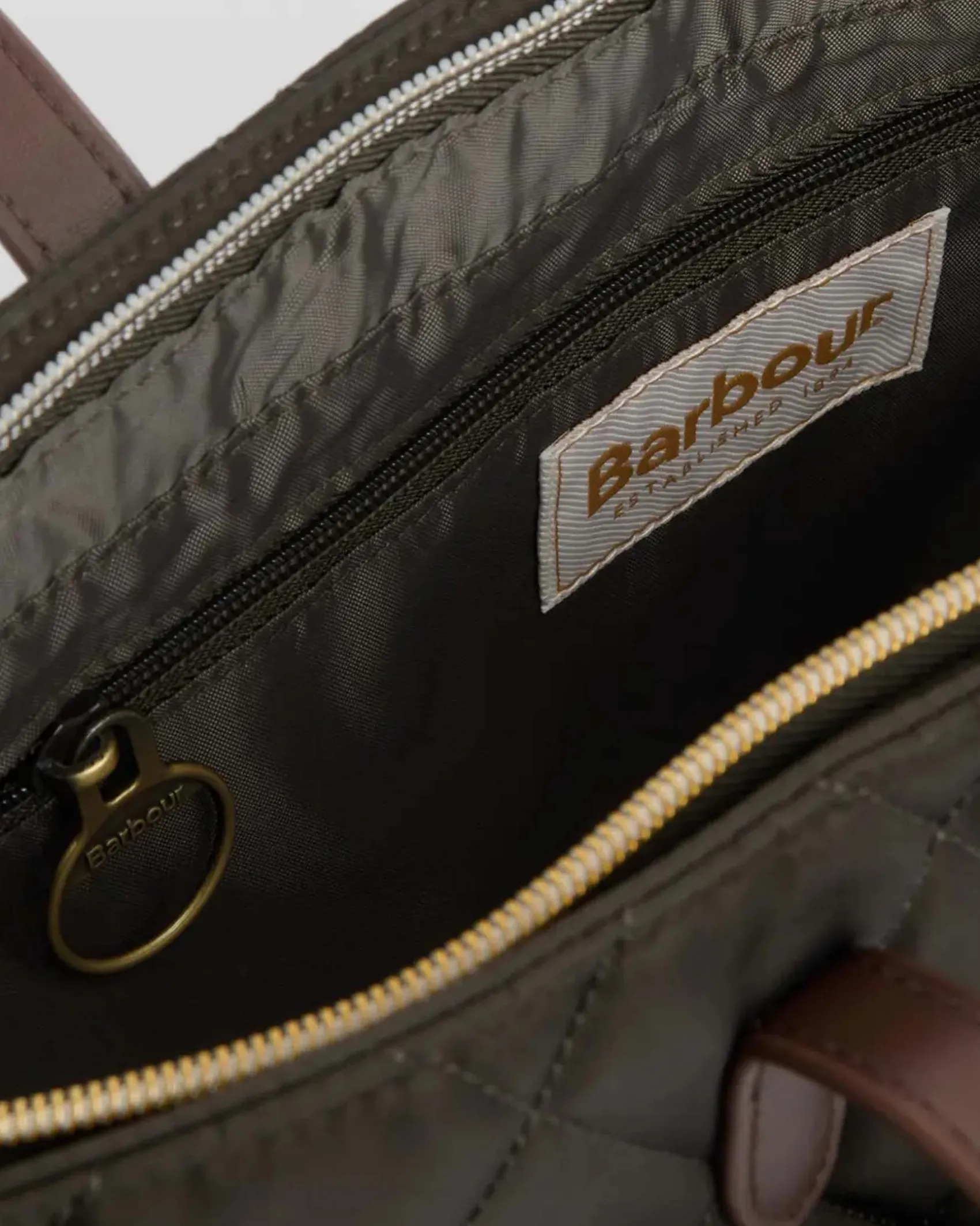 Shopping bag verde militare Barbour in nylon trapuntato con profili in similpelle e pochette staccabile più piccola
