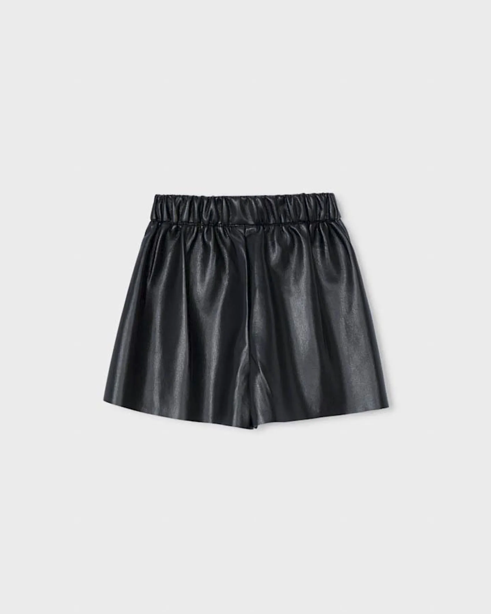 Short Mayoral nero in ecopelle con pinces