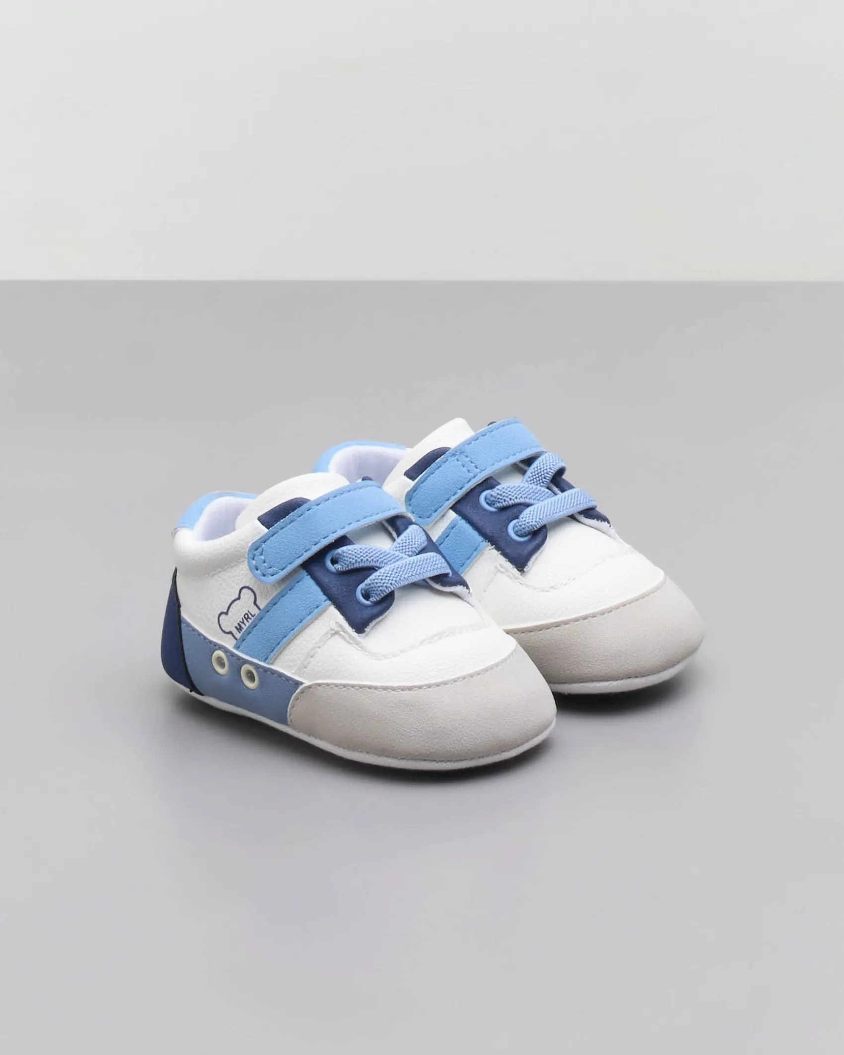 Sneakers bianche blu e azzurre con strappo e lacci