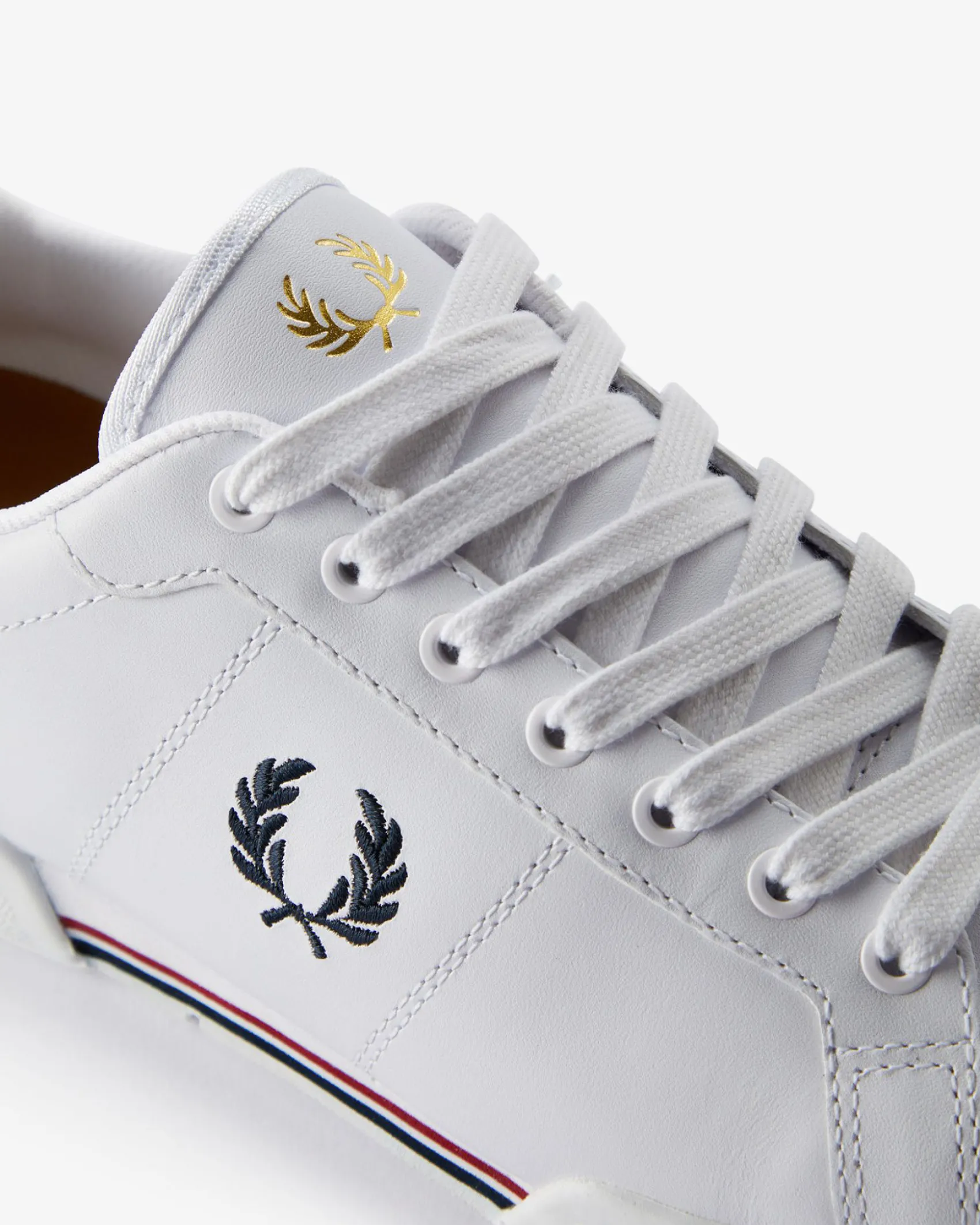 Sneakers bianche in pelle con tallone e logo blu