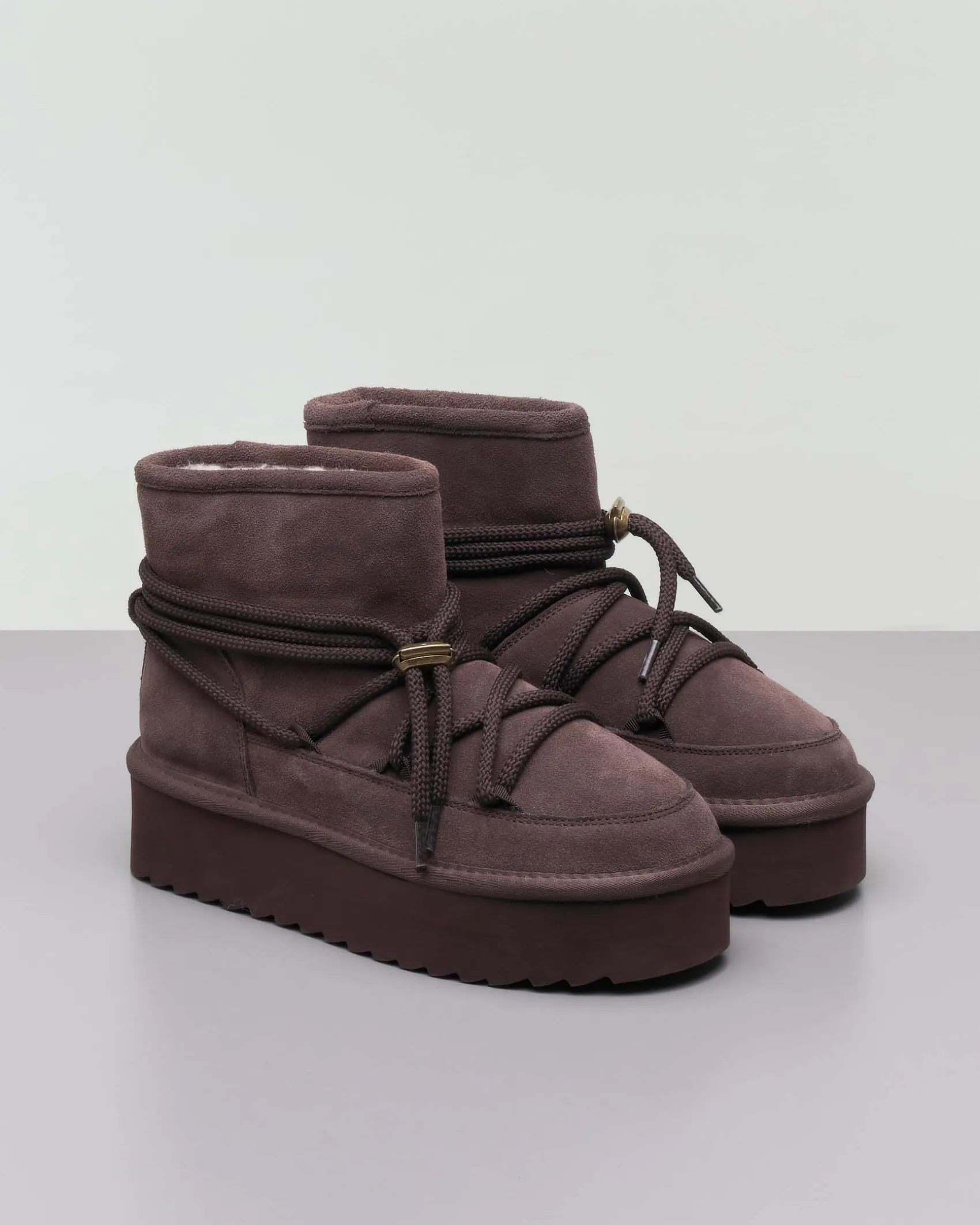 Stivaletto Mountain color moka n pelle scamosciata con suola platform e lacci di chiusura tono su tono