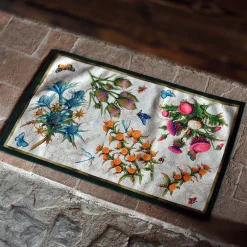 Tappeto avorio 52x80cm in materiale riciclato a stampa fiori di carciofo bluette arnacioni e fucsia