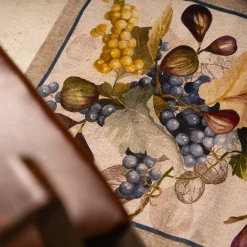 Tappeto beige 52x180cm in materiale riciclato a stampa motivo uva e fichi