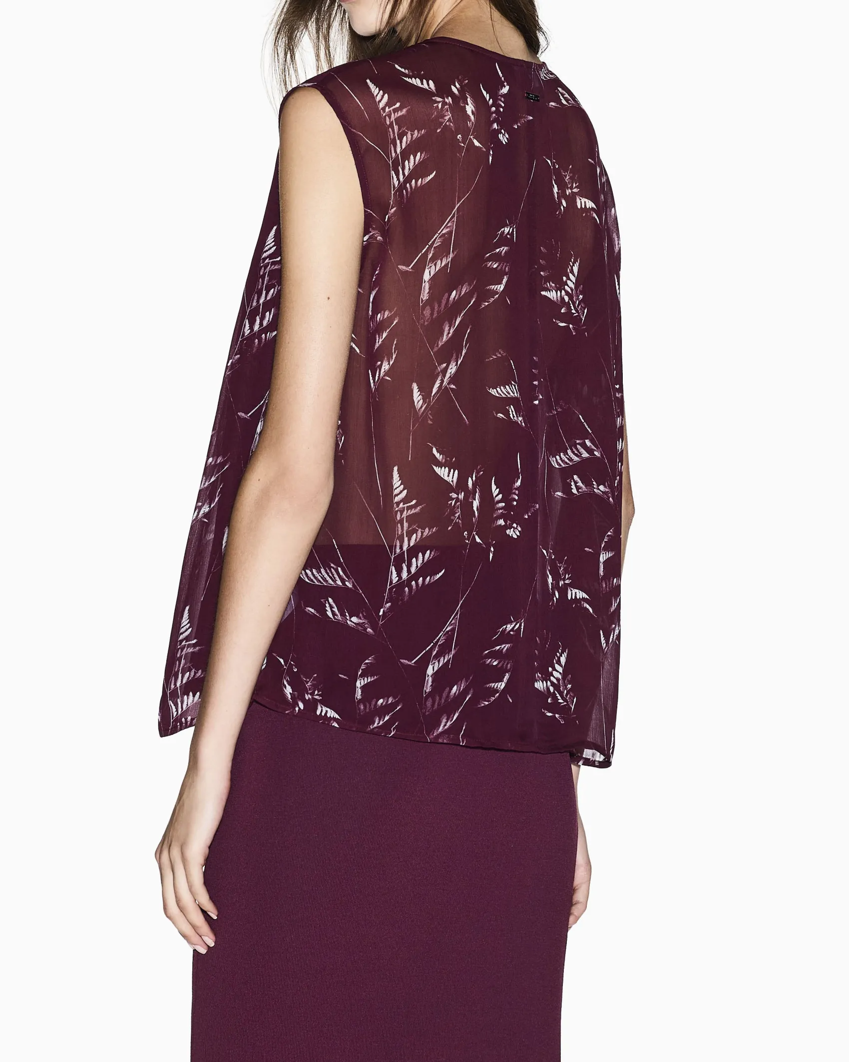 Top Armani Exchange bordeaux in viscosa con stampa foglie e scollo a V