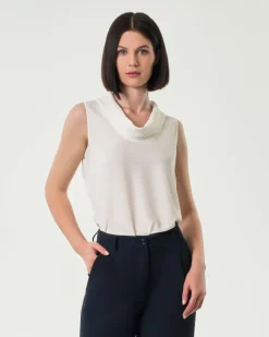 Top bianco in crêpe senza maniche con collo morbido con spacco sul retro