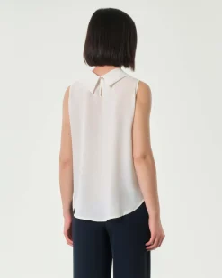 Top bianco in crêpe senza maniche con collo morbido con spacco sul retro