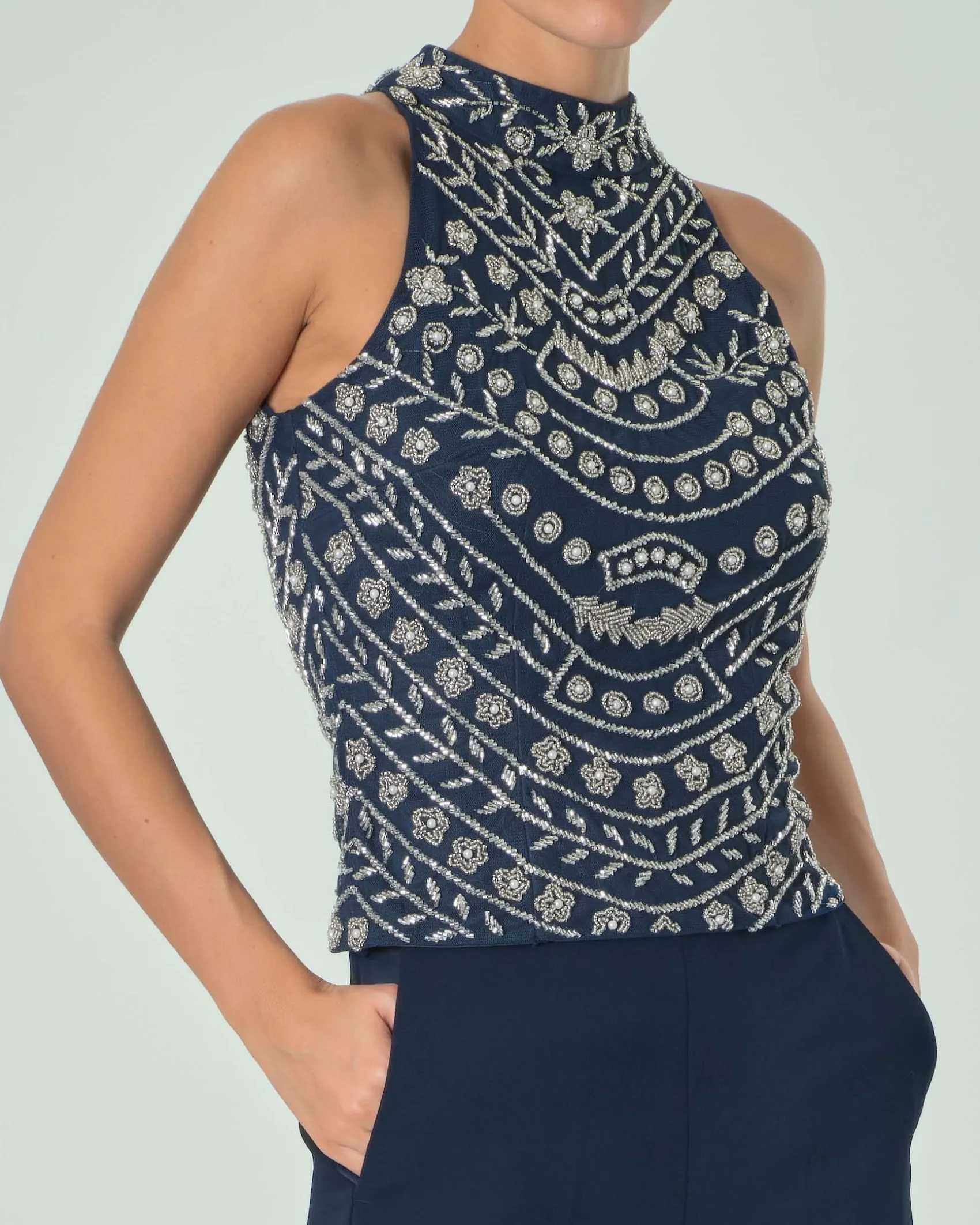 Top blu in tulle senza maniche con ricamo all over in perline a motivo floreale