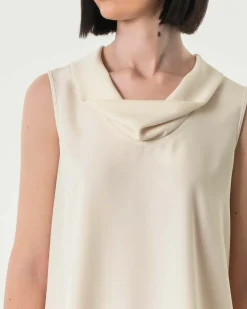 Top color burro in crêpe senza maniche con collo morbido con spacco sul retro
