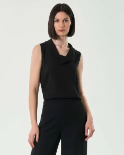 Top nero in crêpe senza maniche con collo morbido con spacco sul retro