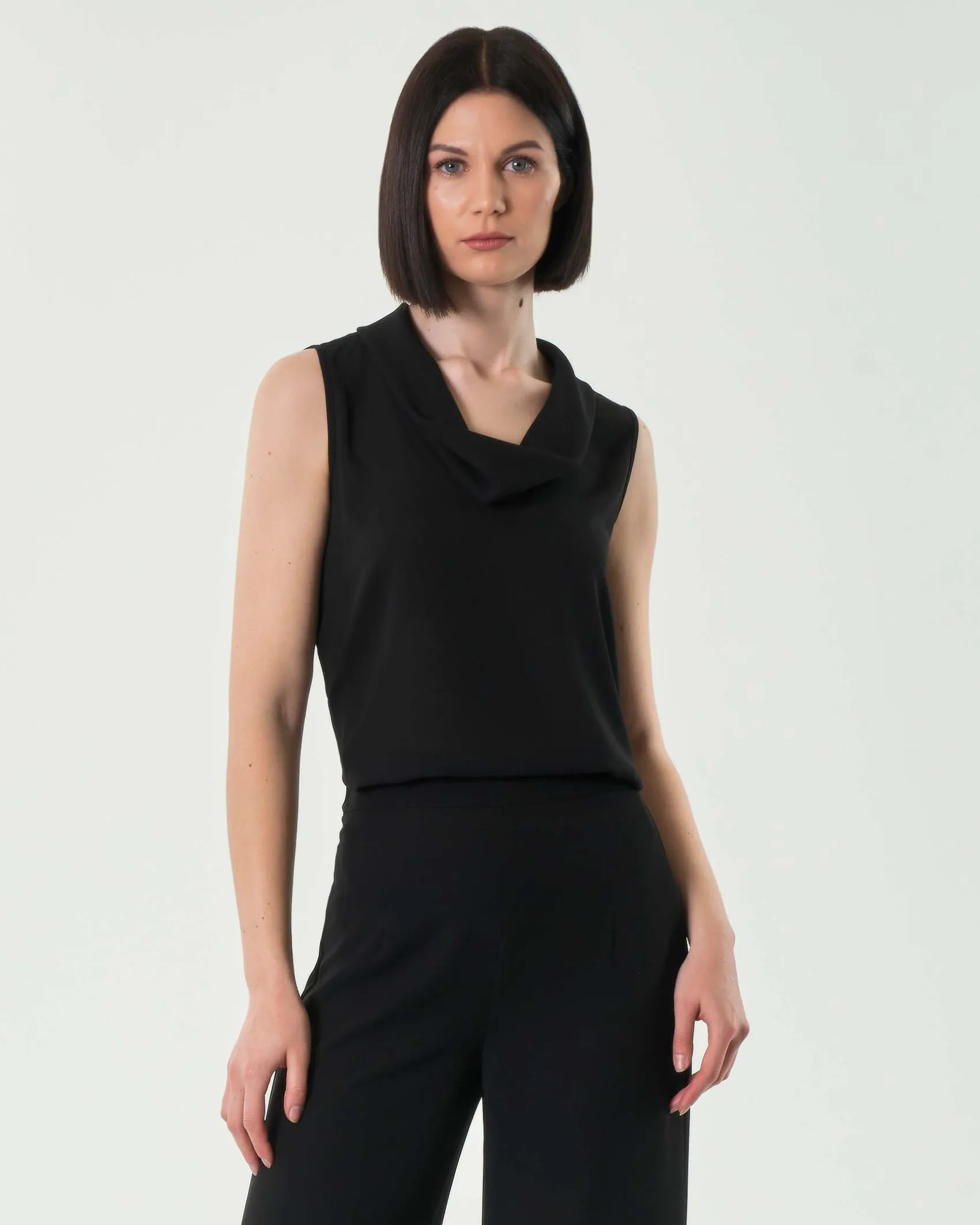 Top nero in crêpe senza maniche con collo morbido con spacco sul retro