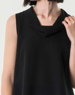 Top nero in crêpe senza maniche con collo morbido con spacco sul retro