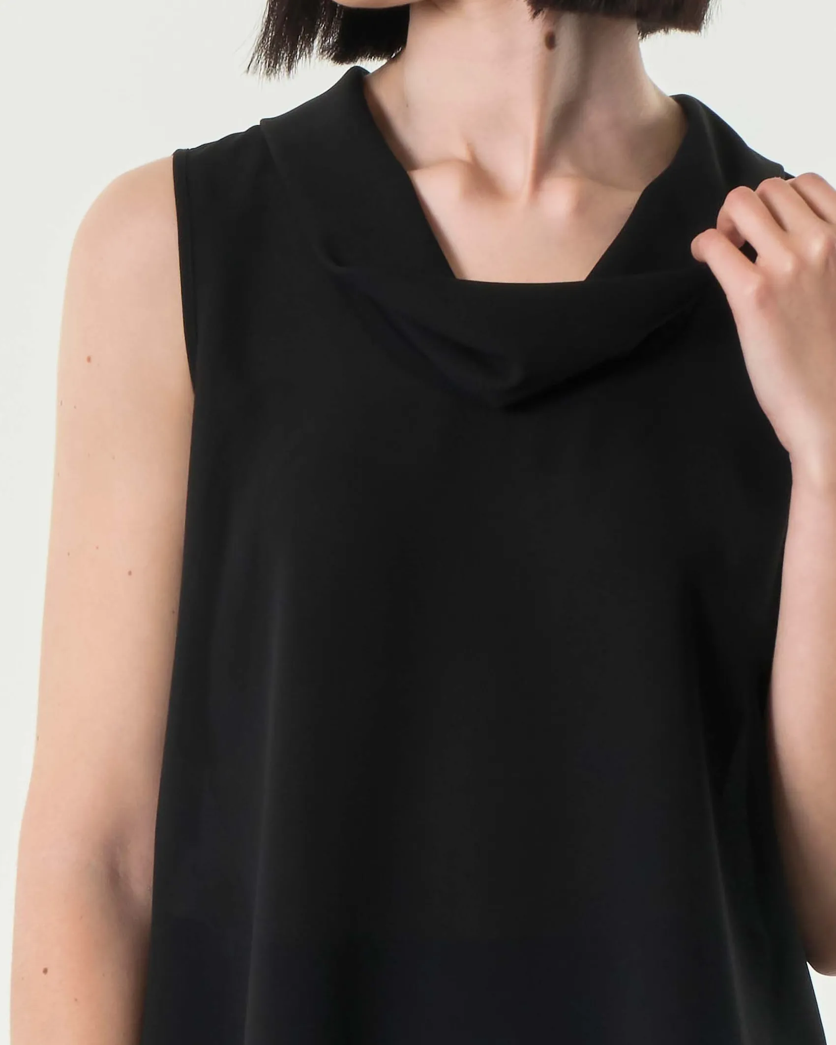 Top nero in crêpe senza maniche con collo morbido con spacco sul retro