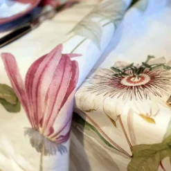 Tovaglia rettangolare Granadilla in lino a fantasia floreale Passiflora verde e rosa 170x270