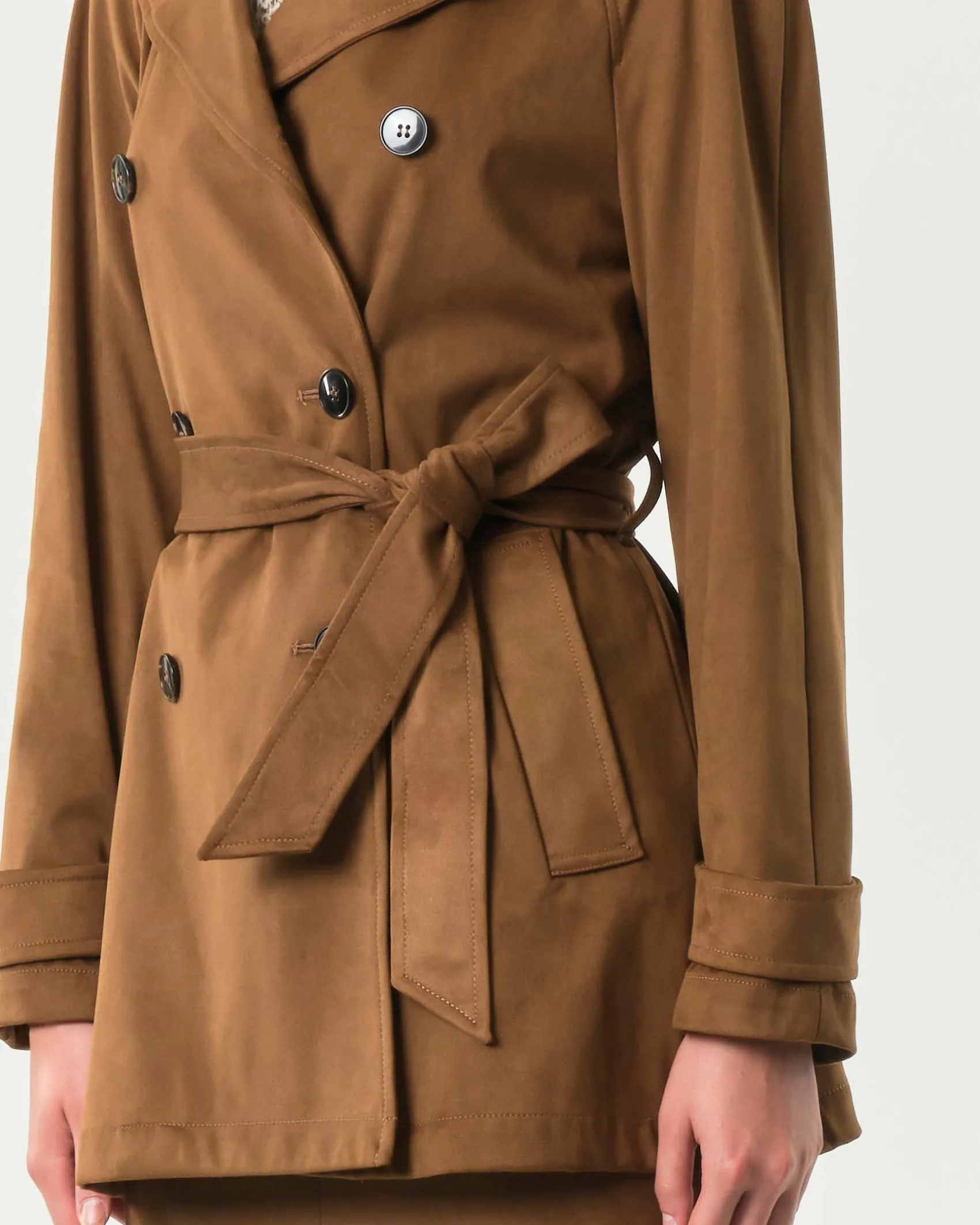 Trench corto color cuoio Emme Marella effetto suede con chiusura a doppiopetto e cintura in vita