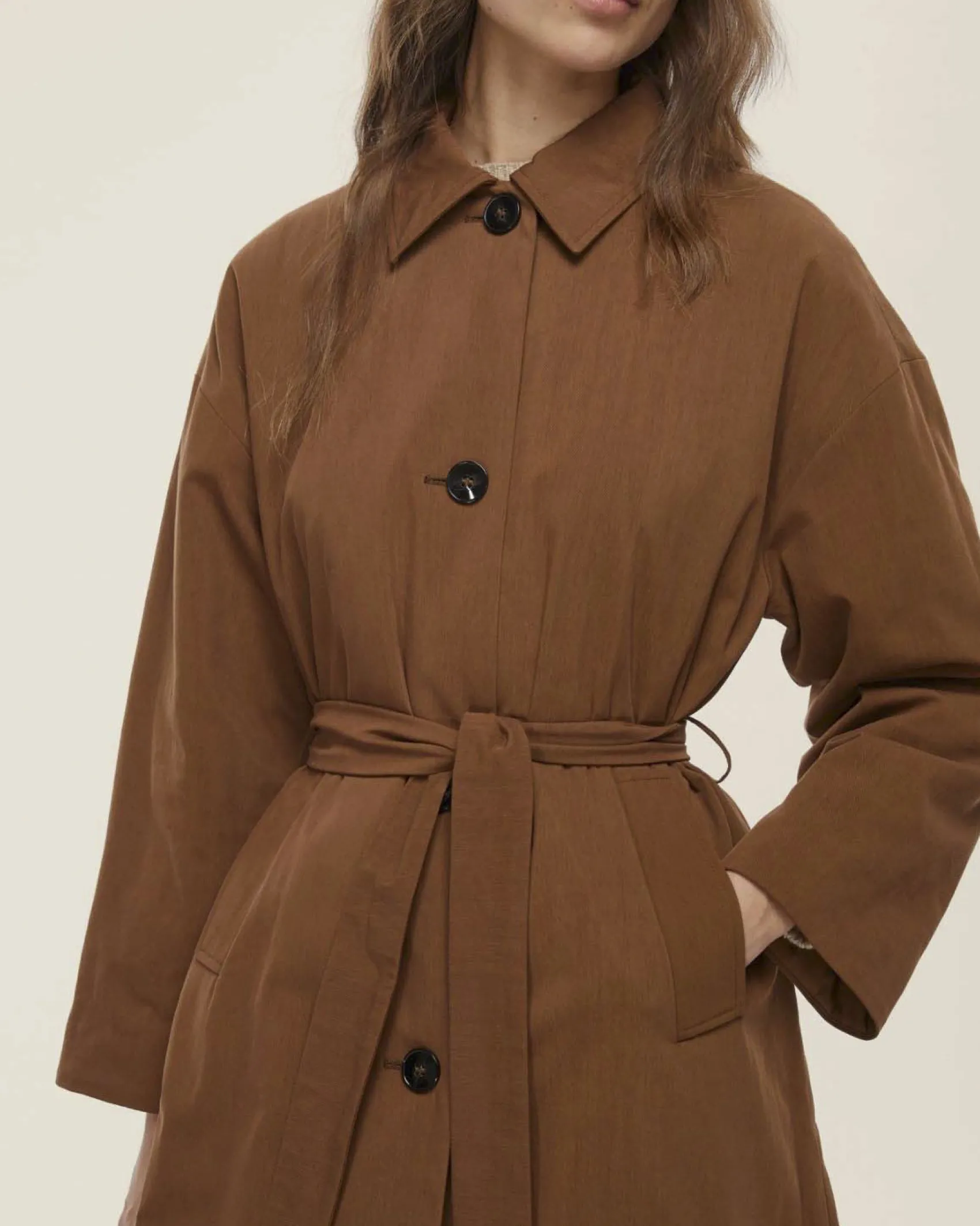 Trench Emme Marella color cuoio gabardina di cotone antigoccia imbottita con colletto a camicia