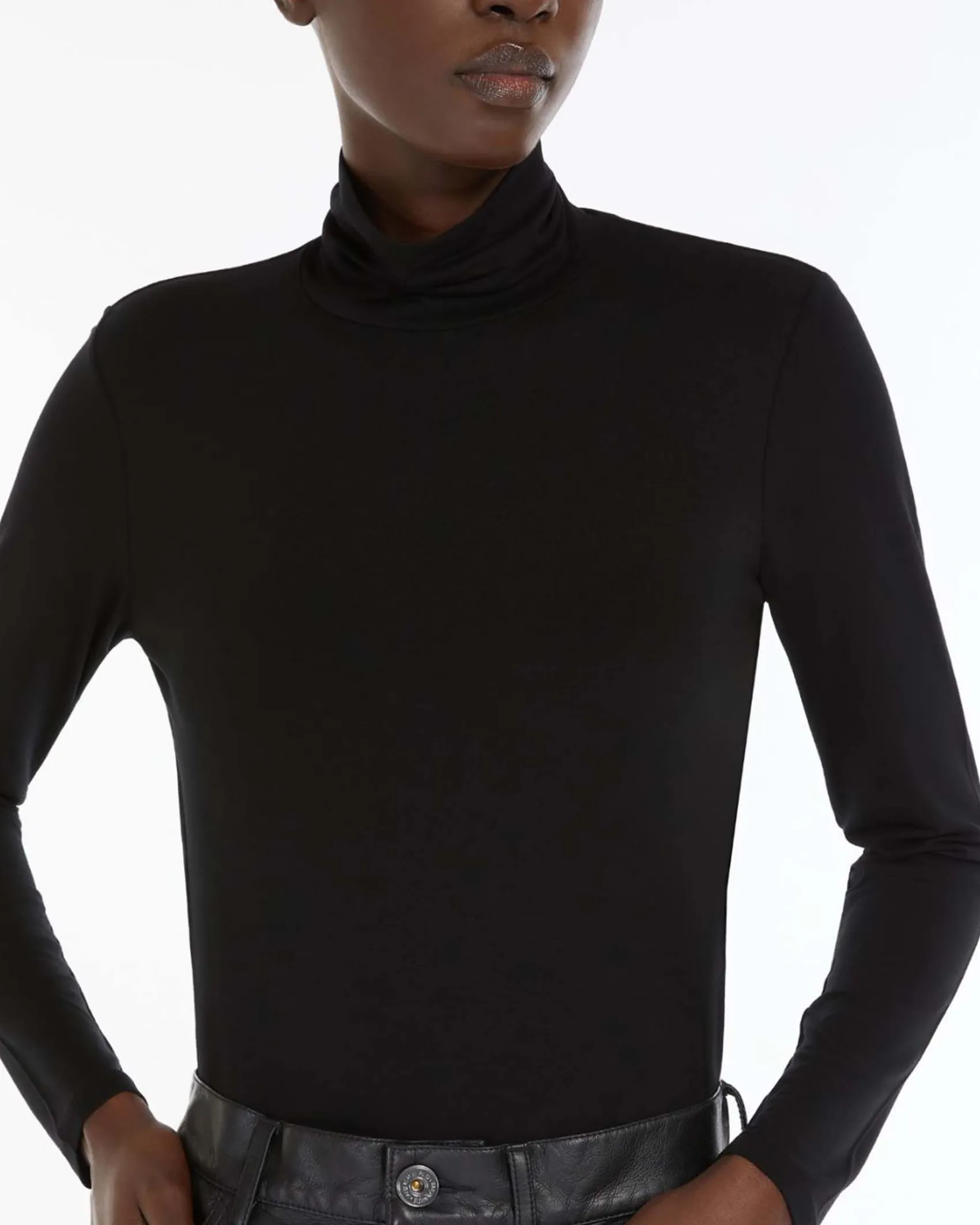 T-shirt a maniche lunghe nera in jersey di viscosa a collo alto